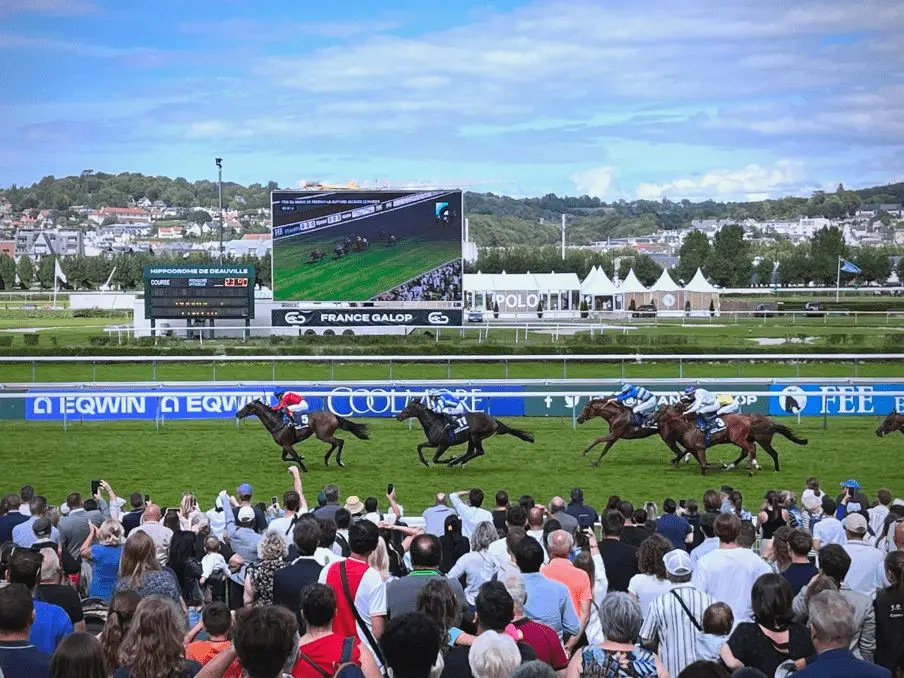 L’arrivée d’une course à l’hippodrome de Deauville La Touques