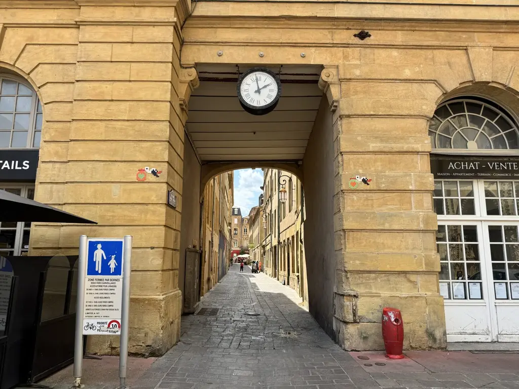 Le passage entre la place d’armes et la rue Blondel. On y voit, de part et d’autres, 2 cigognes en mosaïques