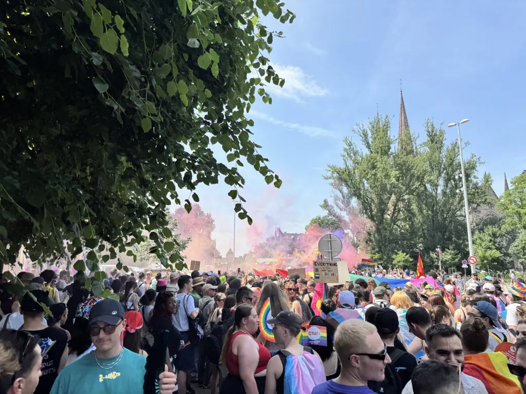 Alors que le cortège s’élance sur le pont d’Auvergne, des fumigènes multicolores génèrent une belle fumée au dessus de la foule
