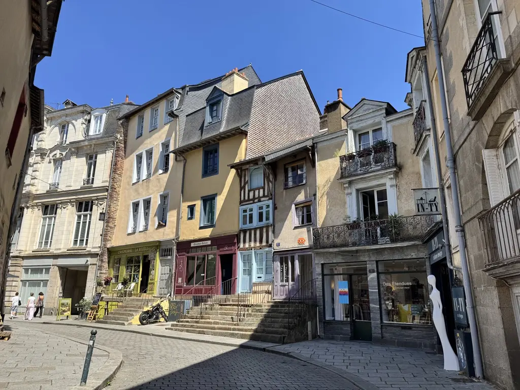 De vieilles mauvais rennaises. On voit un Space Invader sur une petite, au centre
