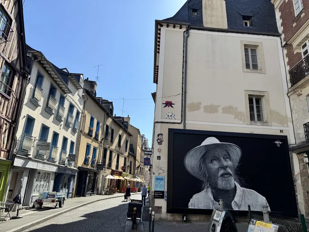 Un Space Invader sur un mur, qui porte beaucoup d’autres œuvres de Street Art