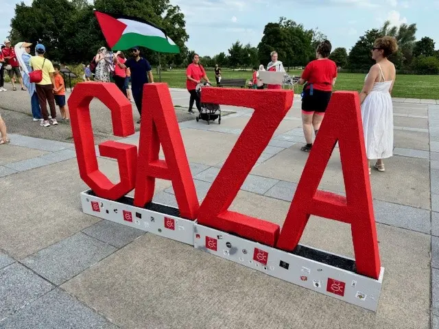 Les lettres GAZA, grandes et rouges, au jardin des deux rives
