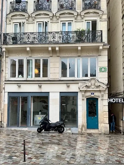 Une mosaïque d’Invader sur un hôtel à coté de la Porte St Denis