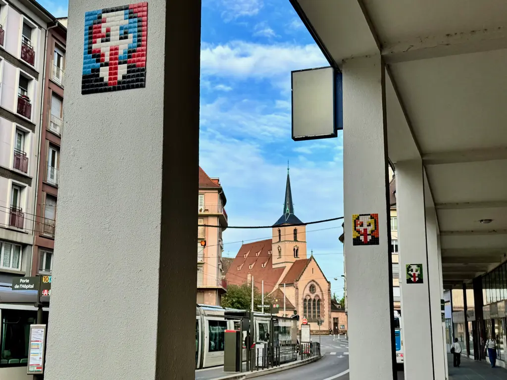 3 œuvres de Stork sur les colonnes de la galerie qui court le long de la rue de la 1ère armée. Les œuvres rendent sans doute hommage à l’artiste Shepard Fairey (qui a réalisé « Hope » avec Obama)