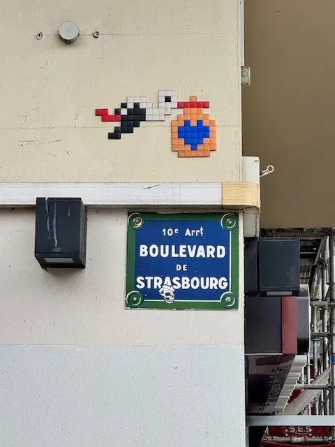 Une mosaïque d’Invader sur un hôtel à coté de la Porte St Denis