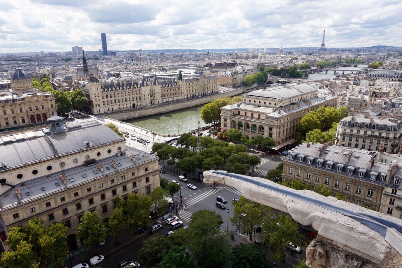 Vue de la Tour Saint Jacques - La Conciergerie