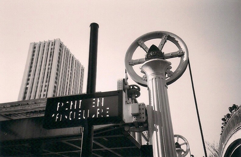 Bonus : Avec au moins 3 thèmes - Pont en manœuvre (pont, noir et blanc, prise il y a plus de 2 ans) #Lomo #LCA