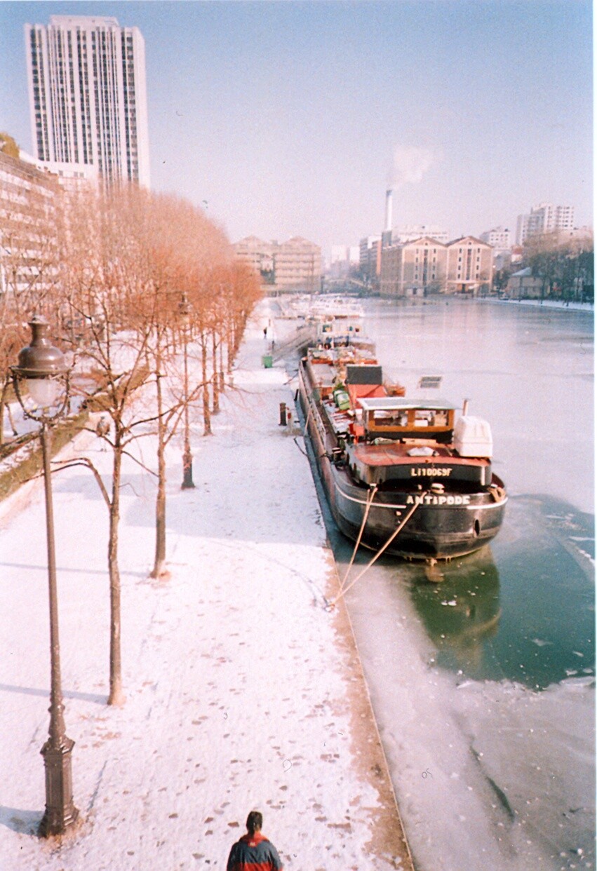 Jour 8 : Neigeuse / D'un pont - Bassin de la Vilette, Paris, France #Lomo 1LCA