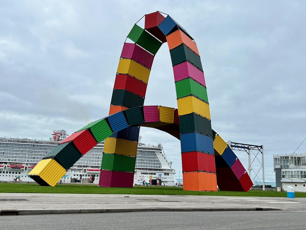 Une œuvre constituée de 36 containers