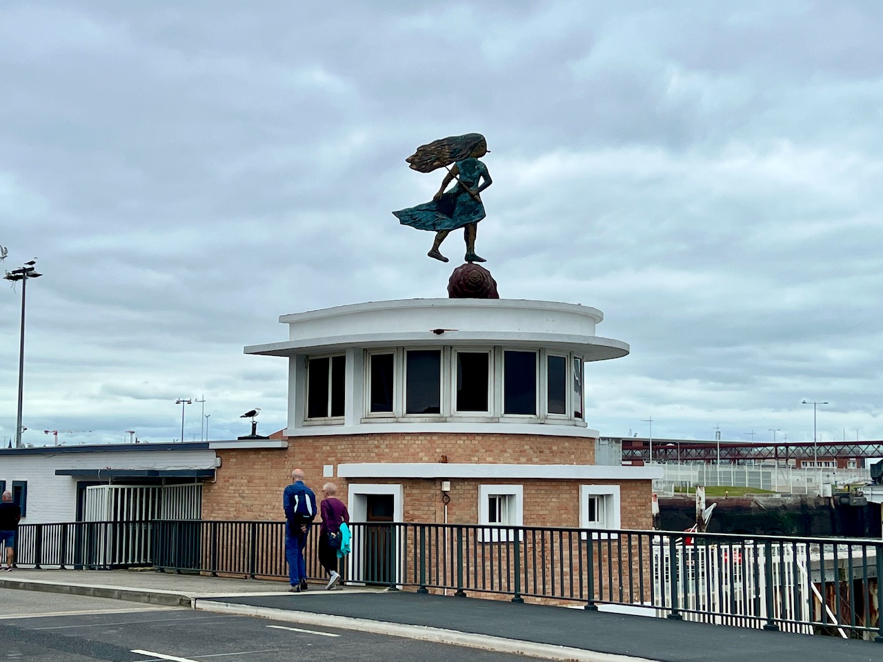 Une sorcière de la mer fait office de girouette à l'entrée du quartier Saint-François