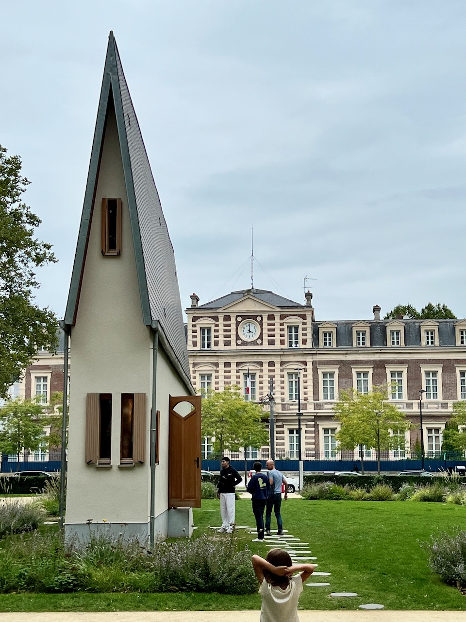 Une maison typique des années 60... mais déformée