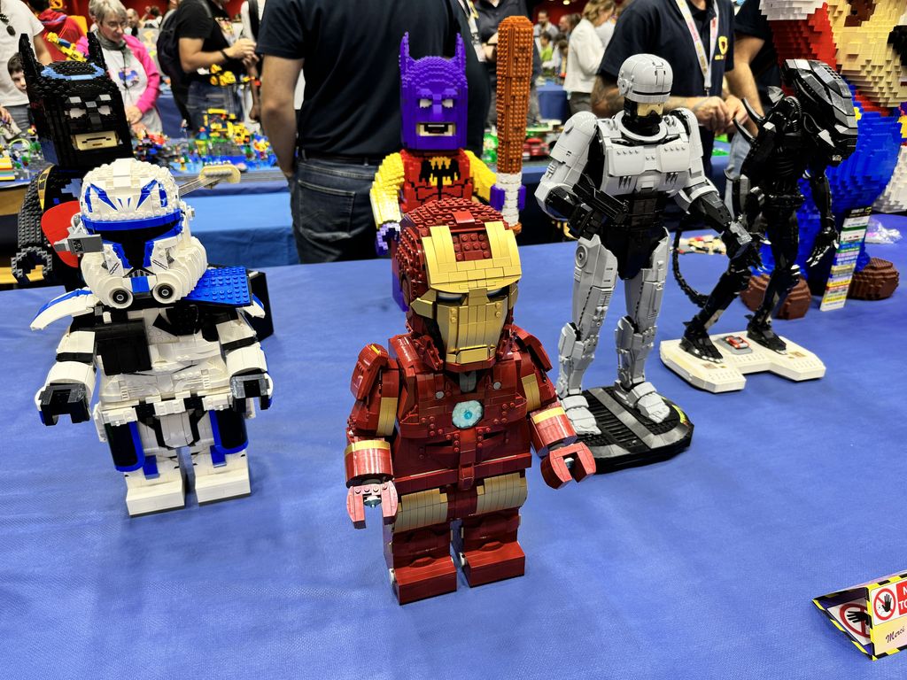 De (grandes) minifigurines : un <span lang='en'>stromtrooper</span>, <span lang='en'>Ironman</span>, <span lang='en'>Robocop</span>, <span lang='en'>Alien</span>...