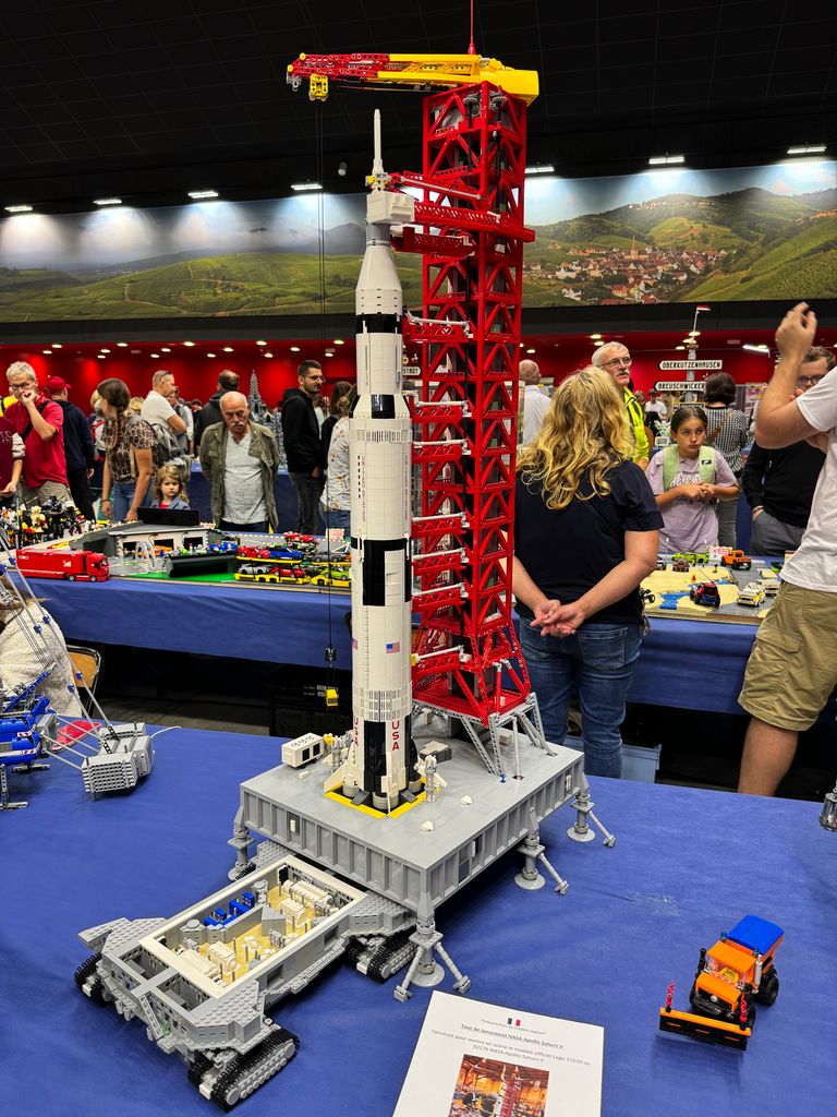 La fusée <span lang='en'>Saturn V</span> sur sa rampe de lancement