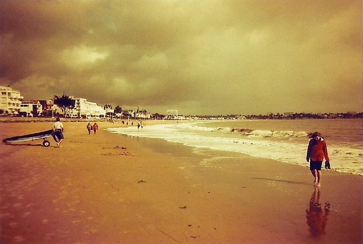 Jour 30 : <strong>Plage</strong> 🏖️. et/ou Flamme 🔥 - La grande conche à Royan, prise avec une pellicule <span lang='en'>Redscale</span>