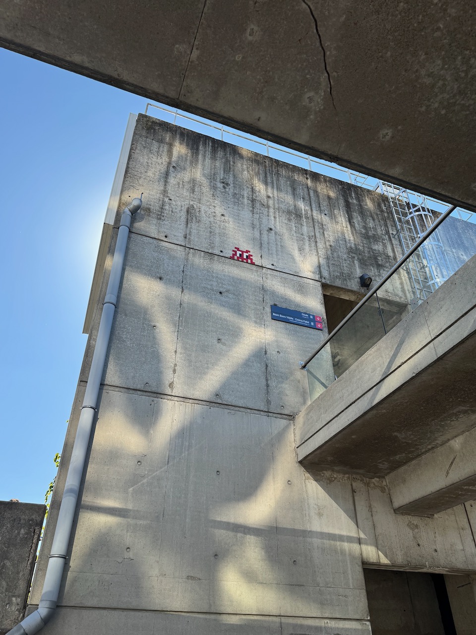 Un petit invader sur l’un des escaliers entre le parc et la Géode
