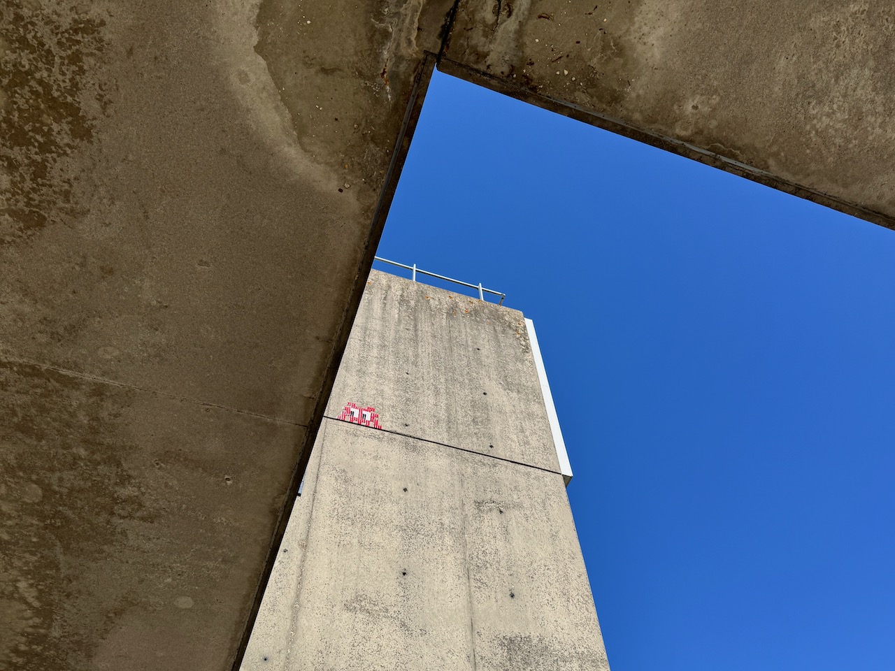 Un autre petit invader sur un autre escalier