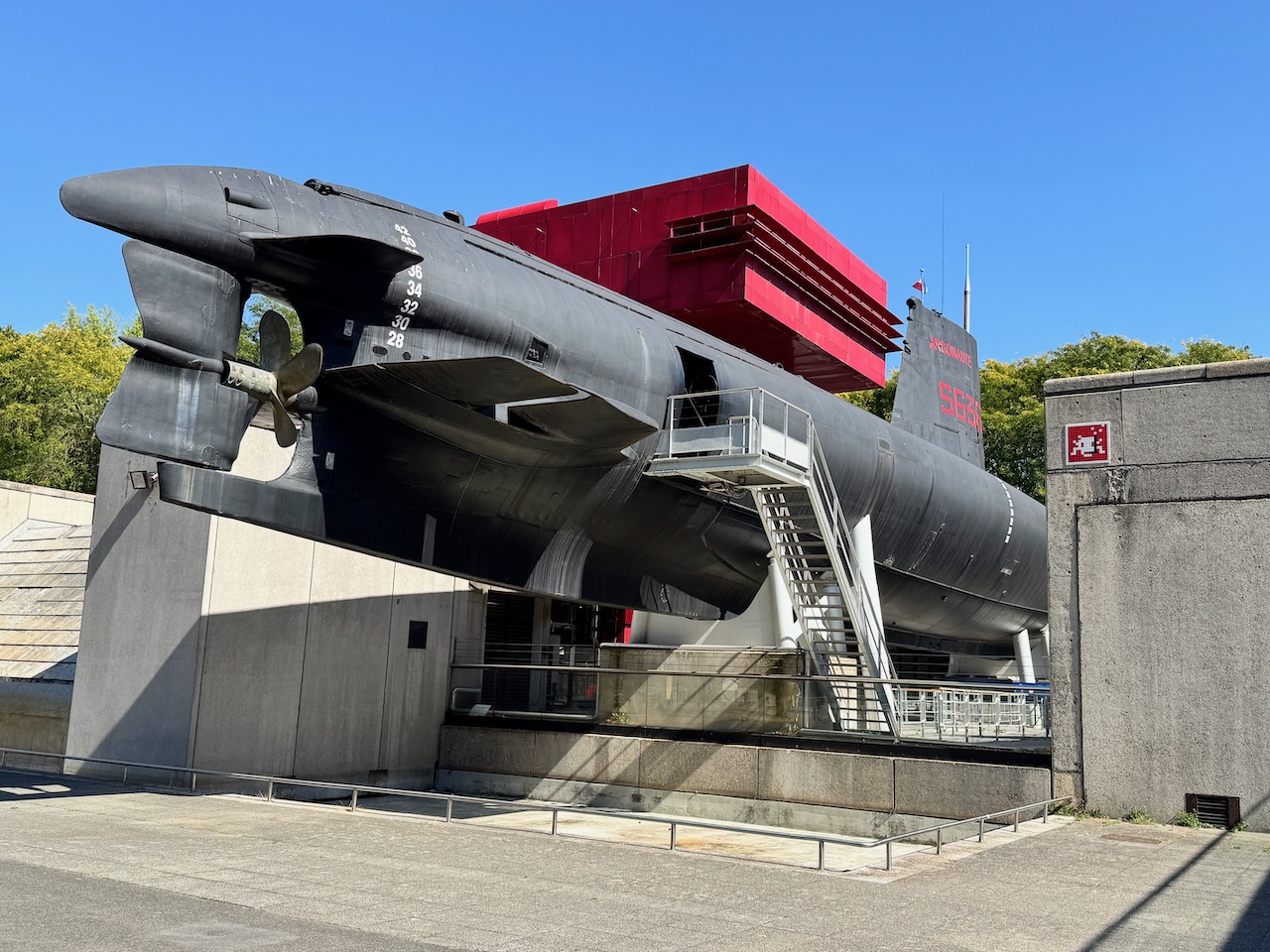 Un petit invader avec un tuba, à côté du sous-marin l’Argonaute