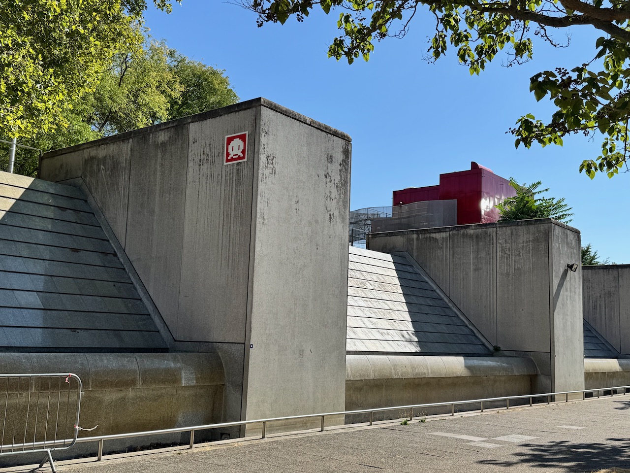 Un invader tout rond, sur un des murs du jardin des îles