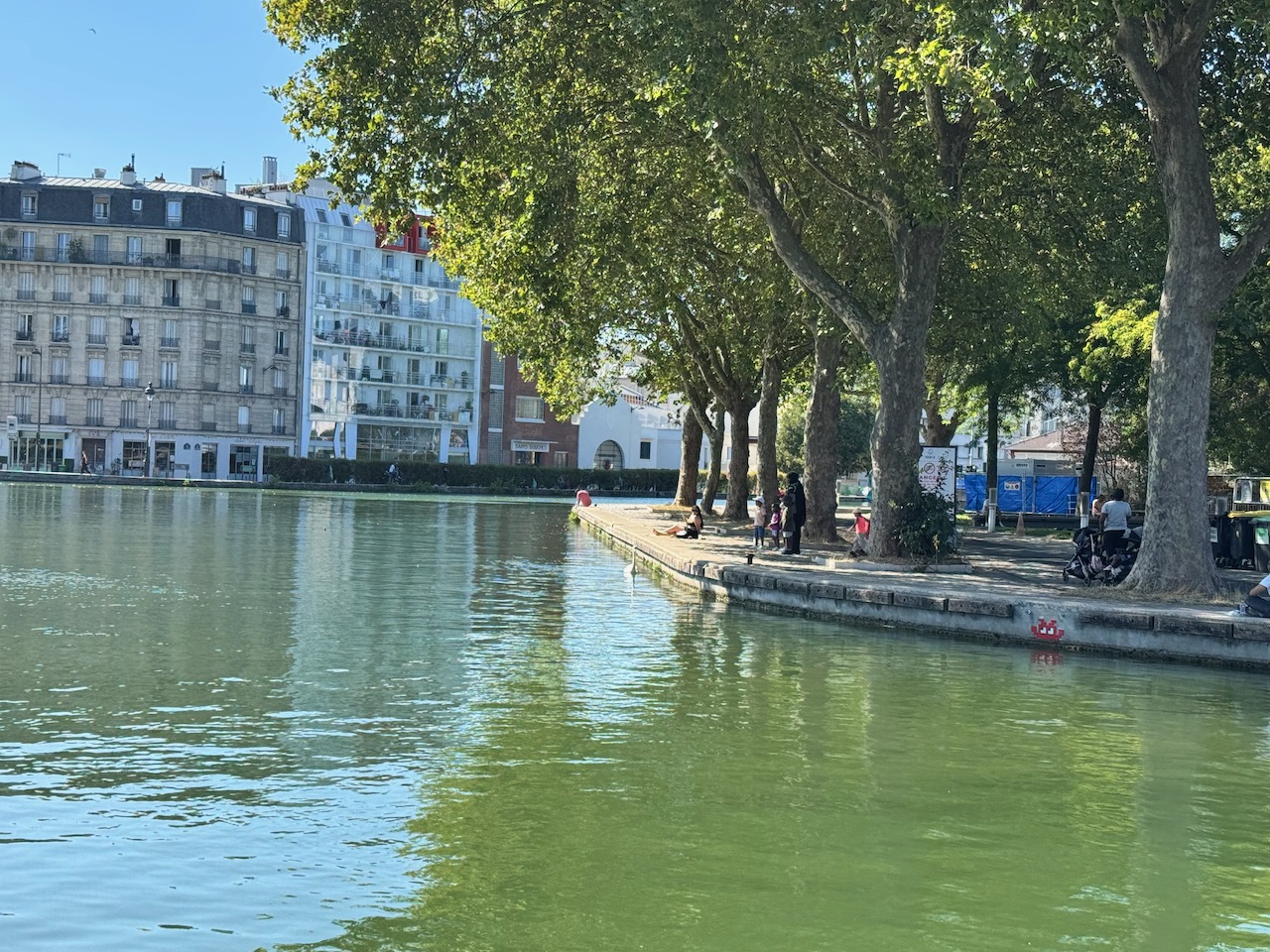 Un invader presque immergé, sur le bord du Canal de l’Ourcq
