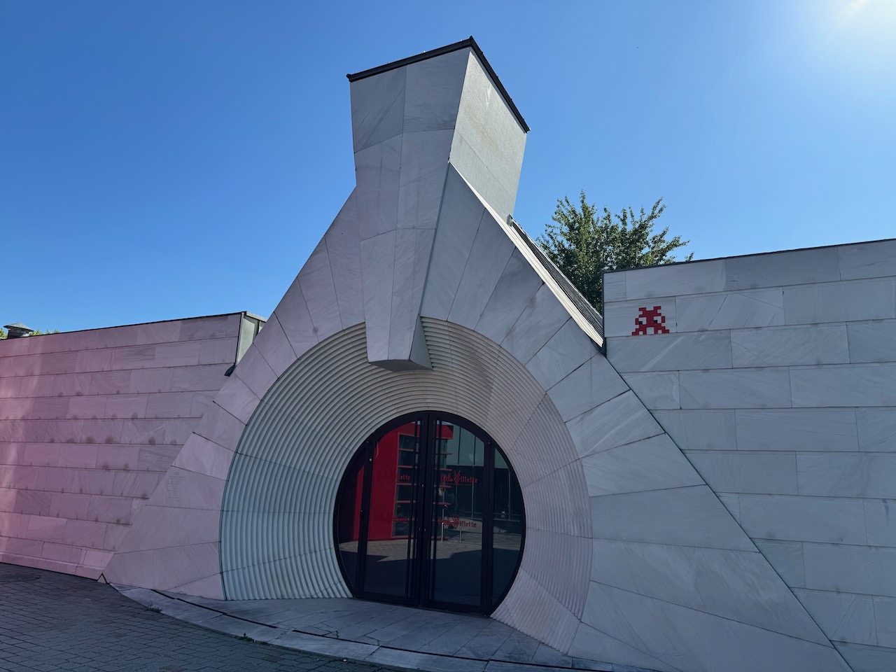 Un invader sur le mur à droite de la porte principale de Little Villette