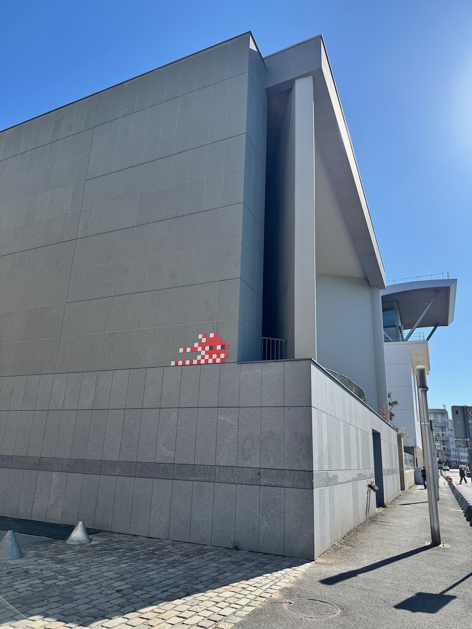 Un autre invader plus grand, aussi en mouvemenb, sur un des murs du Conservatoire