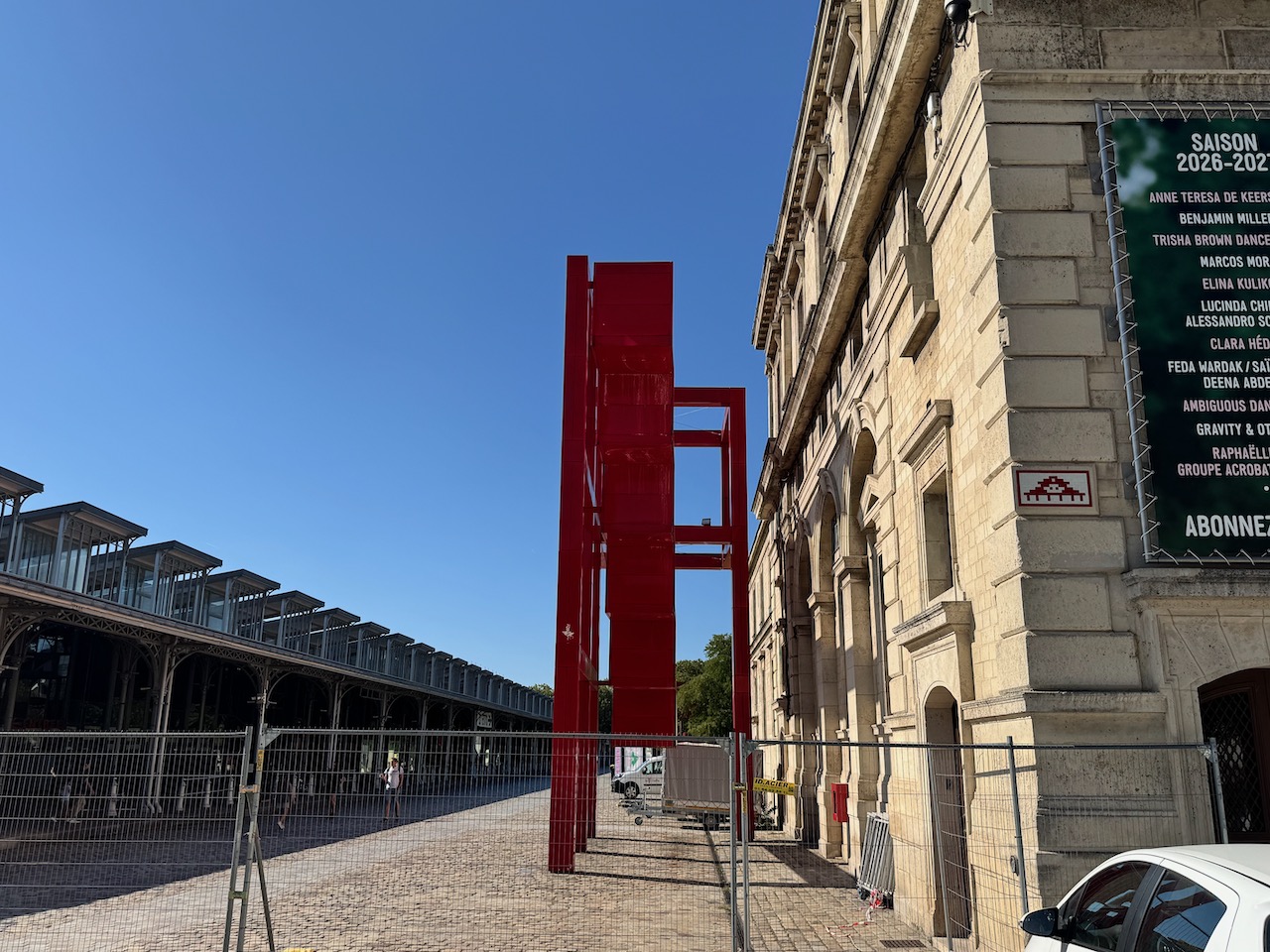 Un invader sur une mosaique de la Grande Halle, sur le pavillon Janvier