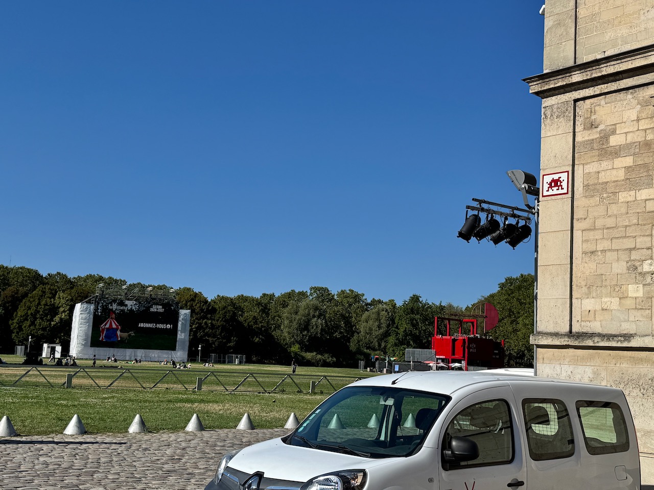 Un petit invader sur l’arrière du pavillon Janvier