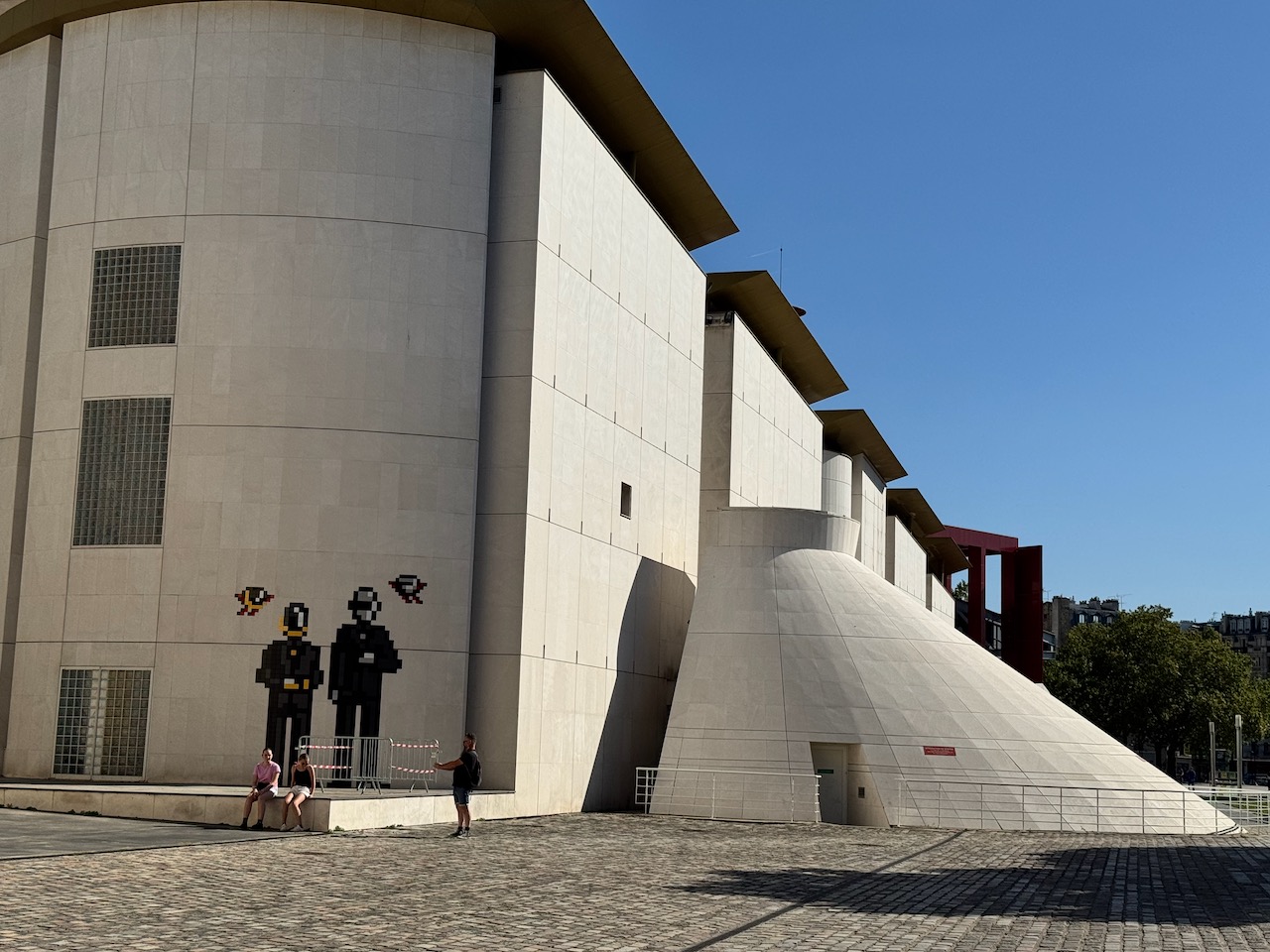 Une grande oeuvre, representant les Daft Punk en pied, avec des invader volant autour de leurs têtes, sur un des mur de la Cité de la Musique