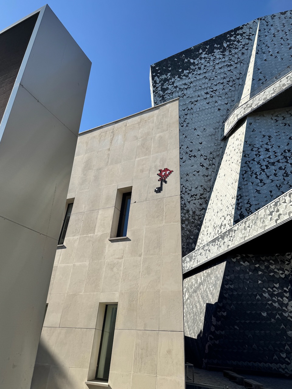Un invader tenant une note de musique, sur un des batiments attenant à la Folie Philharmonie