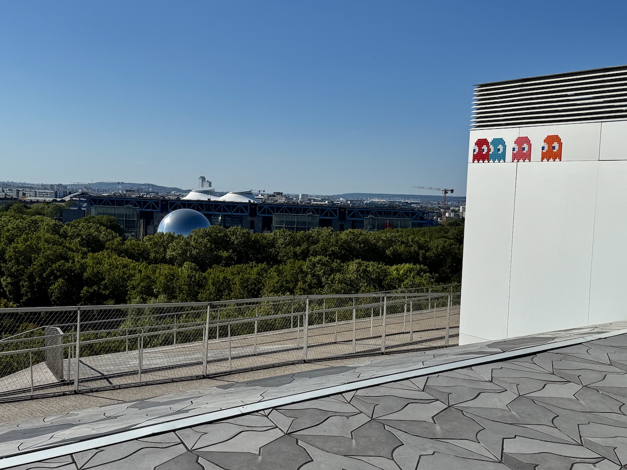 Quatre fantômes en mosaique sur la terrasse de la Philharmonie