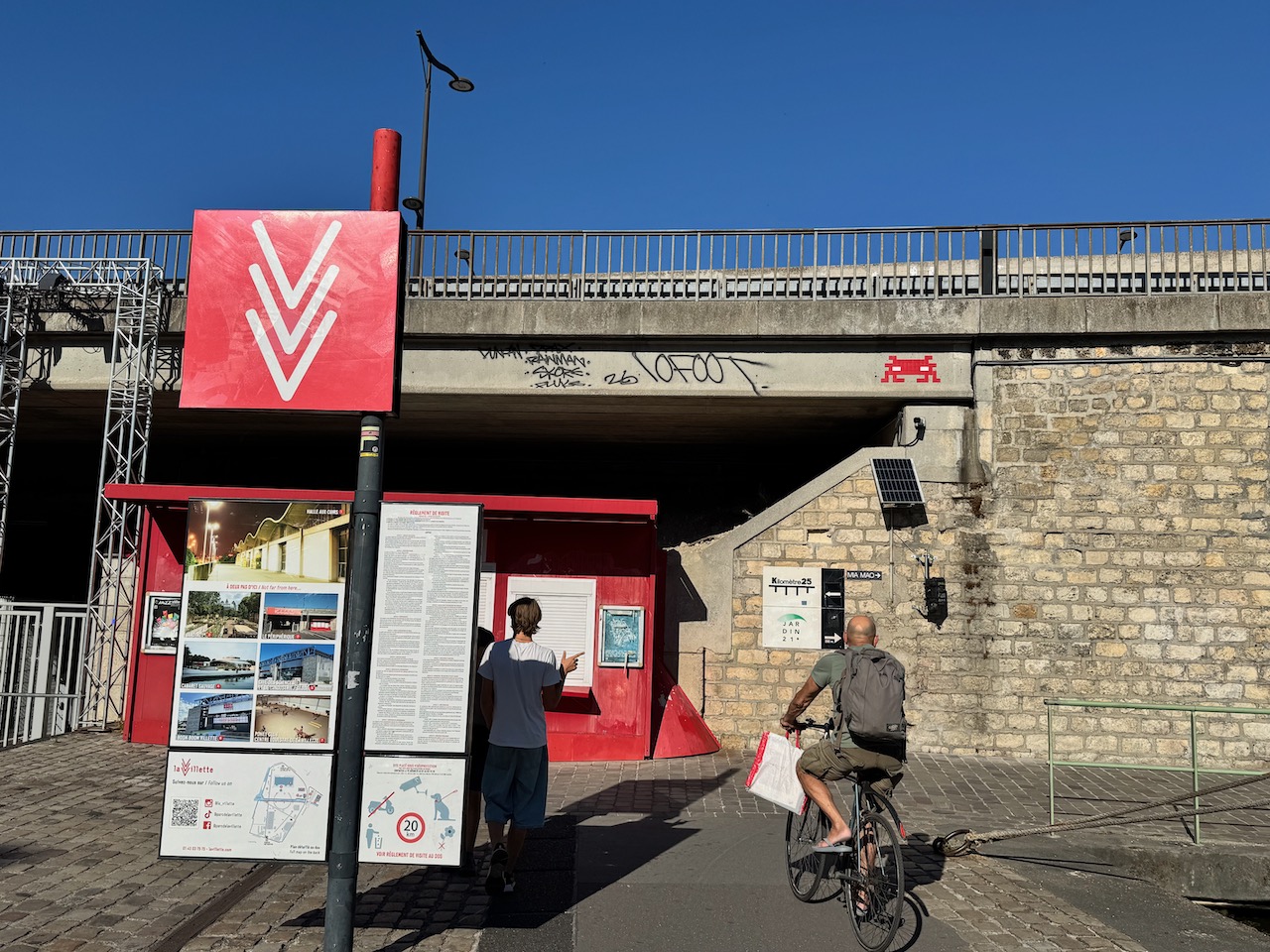 Un petit invader sur un pont, en quittant le parc par le Cabaret Sauvage